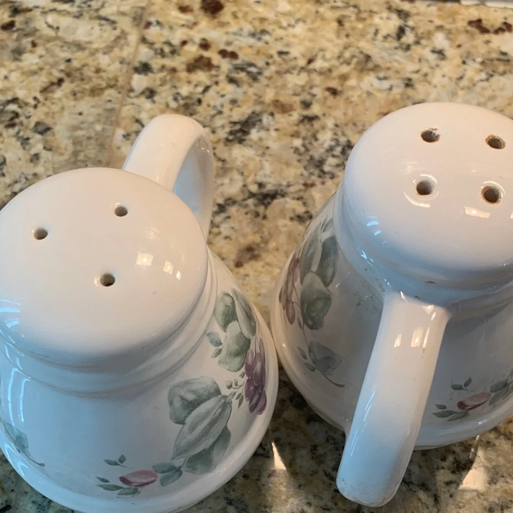 Pfaltzgraff vintage grapevine salt and pepper shakers